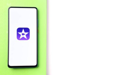 Assam, Hindistan - 30 Mart 2021: Telefon ekranında iMovie logosu.