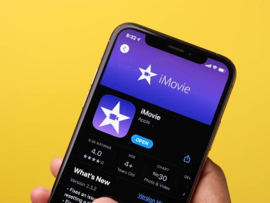 Assam, Hindistan - 30 Mart 2021: Telefon ekranında iMovie logosu.