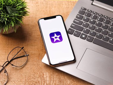 Assam, Hindistan - 30 Mart 2021: Telefon ekranında iMovie logosu.