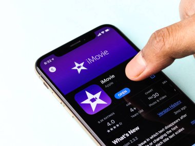 Assam, Hindistan - 30 Mart 2021: Telefon ekranında iMovie logosu.