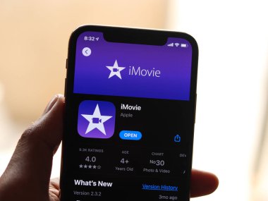 Assam, Hindistan - 30 Mart 2021: Telefon ekranında iMovie logosu.