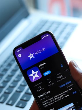 Assam, Hindistan - 30 Mart 2021: Telefon ekranında iMovie logosu.