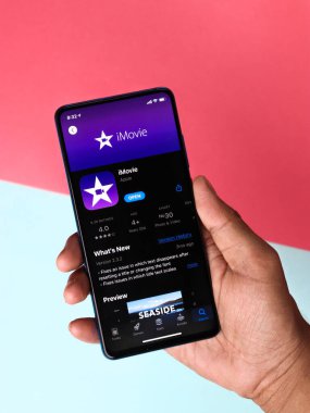 Assam, Hindistan - 30 Mart 2021: Telefon ekranında iMovie logosu.