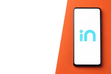 Telefon ekranında Micromax IN logosu.