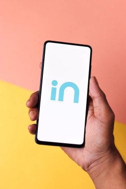 Telefon ekranında Micromax IN logosu.