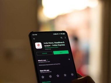 Assam, Hindistan - 29 Kasım 2020: Telefon ekranındaki Indian Express logosu.