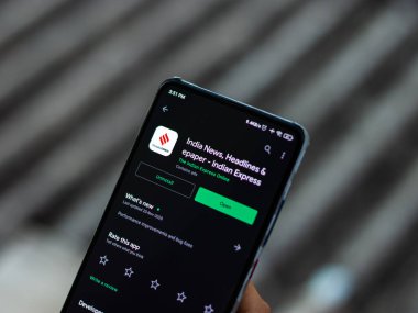 Assam, Hindistan - 29 Kasım 2020: Telefon ekranındaki Indian Express logosu.