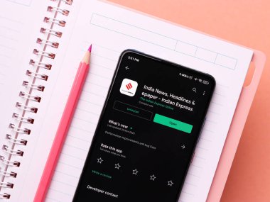 Assam, Hindistan - 29 Kasım 2020: Telefon ekranındaki Indian Express logosu.