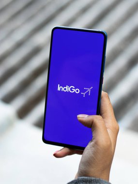 Assam, Hindistan - 20 Aralık 2020: Telefon ekranı görüntüsünde Indigo logosu.
