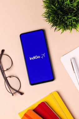 Assam, Hindistan - 20 Aralık 2020: Telefon ekranı görüntüsünde Indigo logosu.
