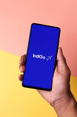 Assam, Hindistan - 20 Aralık 2020: Telefon ekranı görüntüsünde Indigo logosu.
