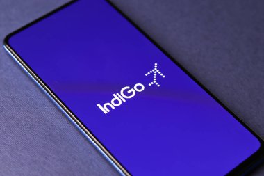 Assam, Hindistan - 20 Aralık 2020: Telefon ekranı görüntüsünde Indigo logosu.
