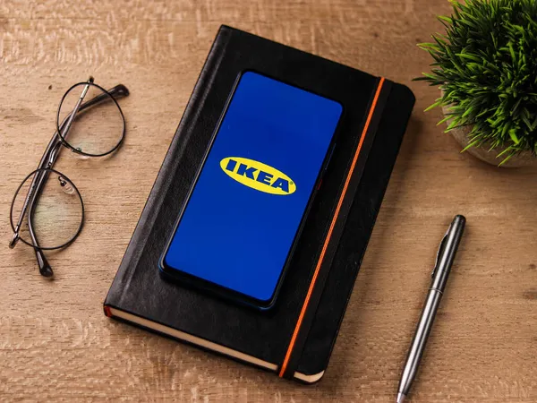 Assam, Hindistan - 20 Aralık 2020: Telefon ekranında Ikea logosu.