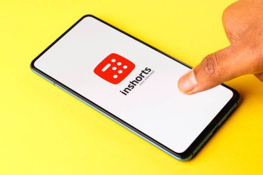 Assam, Hindistan - 10 Nisan 2021: Telefon ekranındaki uygulama logosunu küçültür.