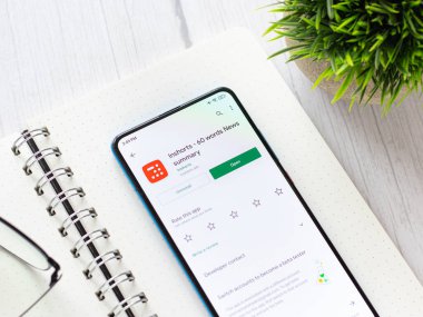 Assam, Hindistan - 10 Nisan 2021: Telefon ekranındaki uygulama logosunu küçültür.