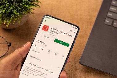 Assam, Hindistan - 10 Nisan 2021: Telefon ekranındaki uygulama logosunu küçültür.
