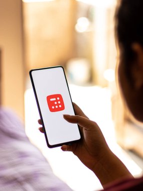 Assam, Hindistan - 10 Nisan 2021: Telefon ekranı görüntüsünde Inshot logosu.