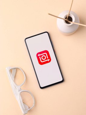 Assam, Hindistan - 10 Nisan 2021: Telefon ekranı görüntüsünde Inshot logosu.
