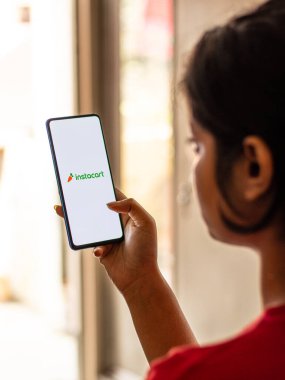 Assam, Hindistan - 19 Nisan 2021: Telefon ekranı görüntüsünde logo yerleştirme.