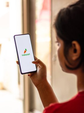Assam, Hindistan - 19 Nisan 2021: Telefon ekranı görüntüsünde logo yerleştirme.