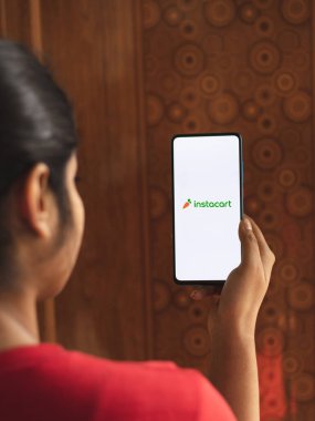 Assam, Hindistan - 19 Nisan 2021: Telefon ekranı görüntüsünde logo yerleştirme.