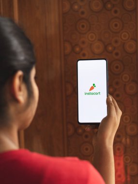 Assam, Hindistan - 19 Nisan 2021: Telefon ekranı görüntüsünde logo yerleştirme.