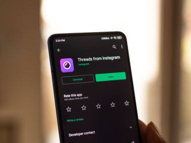 Assam, Hindistan - 10 Mart 2021: Telefon ekranında Instagram logosundan iplikler.