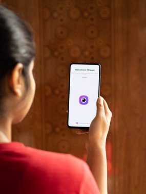 Assam, Hindistan - 10 Mart 2021: Telefon ekranında Instagram logosundan iplikler.