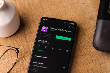 Assam, Hindistan - 10 Mart 2021: Telefon ekranında Instagram logosundan iplikler.