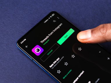 Assam, Hindistan - 10 Mart 2021: Telefon ekranında Instagram logosundan iplikler.