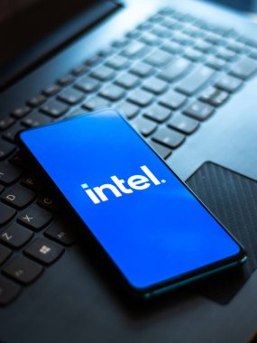 Assam, Hindistan - 20 Aralık 2020: Telefon ekranı görüntüsü üzerine Intel logosu.