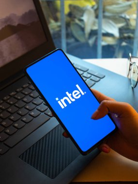 Assam, Hindistan - 20 Aralık 2020: Telefon ekranı görüntüsü üzerine Intel logosu.