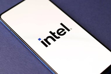 Assam, Hindistan - 20 Aralık 2020: Telefon ekranı görüntüsü üzerine Intel logosu.