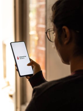 Assam, Hindistan - 19 Şubat 2021: Telefon ekranında Interactive Brokers logosu.