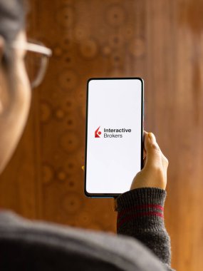 Assam, Hindistan - 19 Şubat 2021: Telefon ekranında Interactive Brokers logosu.
