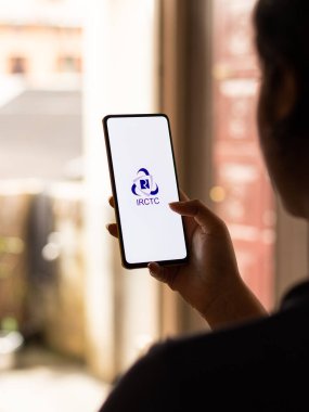 Assam, Hindistan - 10 Mart 2021: Telefon ekranı görüntüsünde IRCTC logosu.