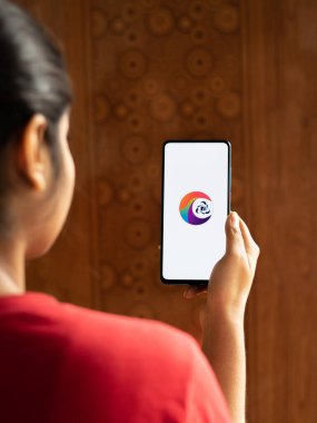 Assam, Hindistan - 10 Mart 2021: Telefon ekranı görüntüsünde IRCTC logosu.