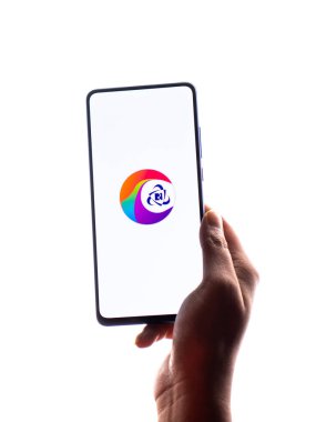 Assam, Hindistan - 10 Mart 2021: Telefon ekranı görüntüsünde IRCTC logosu.