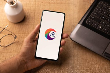Assam, Hindistan - 10 Mart 2021: Telefon ekranı görüntüsünde IRCTC logosu.