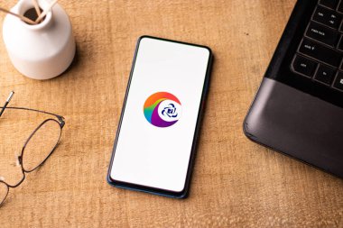 Assam, Hindistan - 10 Mart 2021: Telefon ekranı görüntüsünde IRCTC logosu.