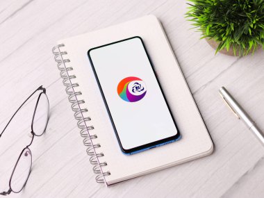 Assam, Hindistan - 10 Mart 2021: Telefon ekranı görüntüsünde IRCTC logosu.