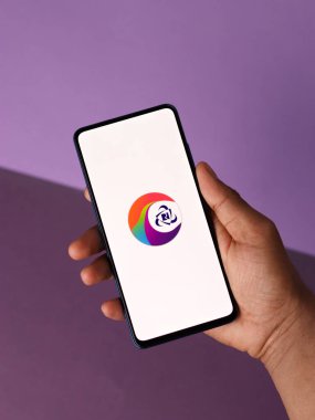 Assam, Hindistan - 10 Mart 2021: Telefon ekranı görüntüsünde IRCTC logosu.