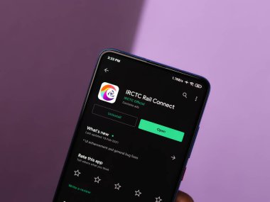 Assam, Hindistan - 10 Mart 2021: Telefon ekranı görüntüsünde IRCTC logosu.