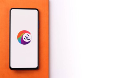 Assam, Hindistan - 10 Mart 2021: Telefon ekranı görüntüsünde IRCTC logosu.