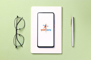 Assam, Hindistan - 20 Aralık 2020: Hindistan Uzay Araştırma Örgütü (ISRO) logosu.