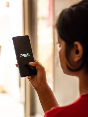 Assam, Hindistan - 19 Nisan 2021: Telefon ekranı görüntüsünde Getty Images logosu.