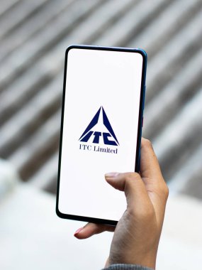 Assam, Hindistan - 20 Aralık 2020: Telefon ekranı görüntüsünde ITC logosu.
