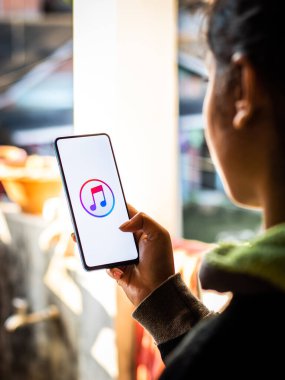 Assam, Hindistan - 20 Aralık 2020: iTunes telefon ekranı görüntüsü logosu.