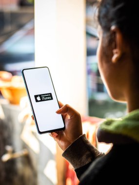 Assam, Hindistan - 20 Aralık 2020: iTunes telefon ekranı görüntüsü logosu.