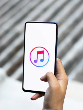 Assam, Hindistan - 20 Aralık 2020: iTunes telefon ekranı görüntüsü logosu.